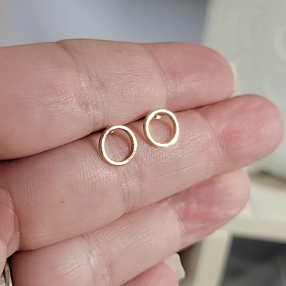 Petit Hollow Stud Earrings - Picture 3 of 4